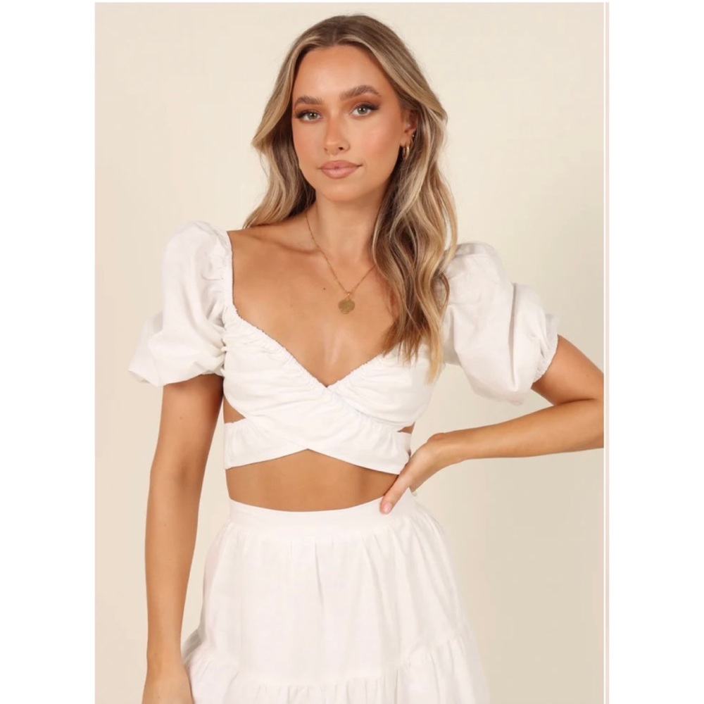 Beautiful white two piece outfit 🤍